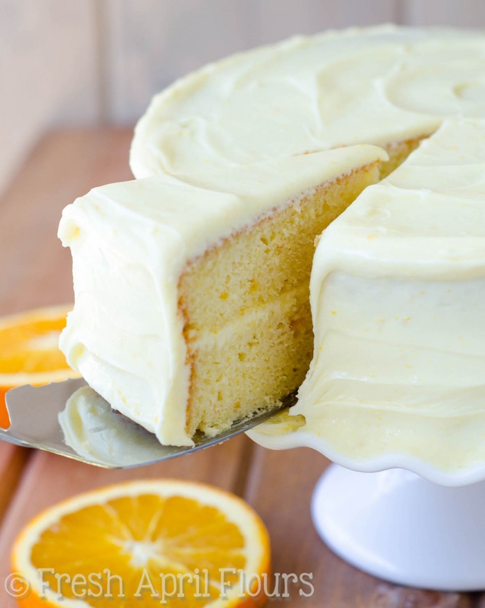 Orange Creamsicle Layer Cake: Una capa húmeda y sabrosa llena de mermelada de naranja brillante y sabrosa. ¡El glaseado de queso crema naranja soleado hace que este pastel de crema de leche sea irresistible!