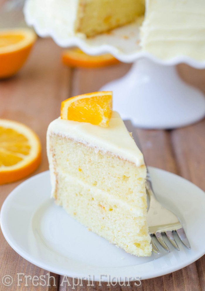Orange Creamsicle Layer Cake: Una capa húmeda y sabrosa llena de mermelada de naranja brillante y sabrosa. ¡El glaseado de queso crema naranja soleado hace que este pastel de crema de leche sea irresistible!