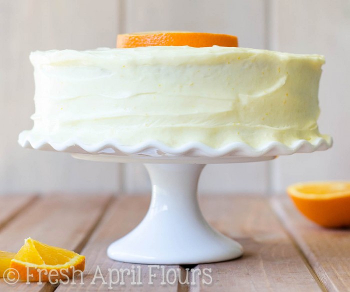 Orange Creamsicle Layer Cake: Una capa húmeda y sabrosa llena de mermelada de naranja brillante y sabrosa. ¡El glaseado de queso crema naranja soleado hace que este pastel de crema de leche sea irresistible!