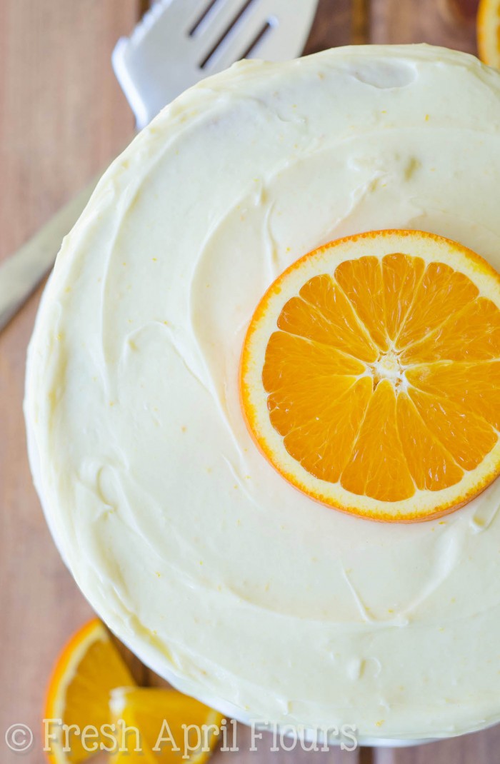 Orange Creamsicle Layer Cake: Una capa húmeda y sabrosa llena de mermelada de naranja brillante y sabrosa. ¡El glaseado de queso crema naranja soleado hace que este pastel de crema de leche sea irresistible!