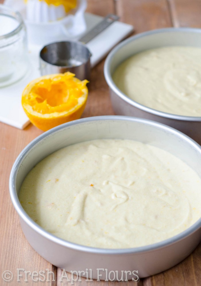 Orange Creamsicle Layer Cake: Una capa húmeda y sabrosa llena de mermelada de naranja brillante y sabrosa. ¡El glaseado de queso crema naranja soleado hace que este pastel de crema de leche sea irresistible!