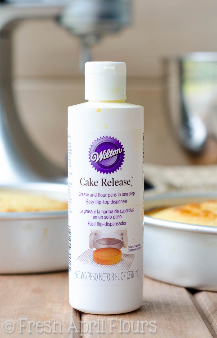 Orange Creamsicle Layer Cake: Una capa húmeda y sabrosa llena de mermelada de naranja brillante y sabrosa. ¡El glaseado de queso crema naranja soleado hace que este pastel de crema de leche sea irresistible!