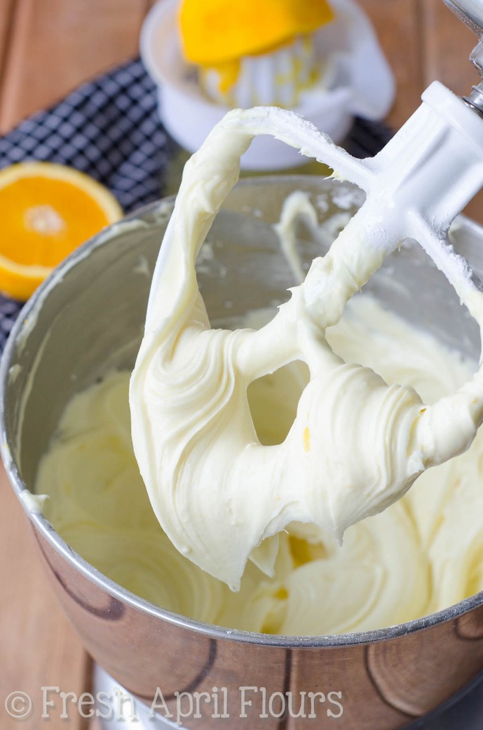 Orange Creamsicle Layer Cake: Una capa húmeda y sabrosa llena de mermelada de naranja brillante y sabrosa. ¡El glaseado de queso crema naranja soleado hace que este pastel de crema de leche sea irresistible!