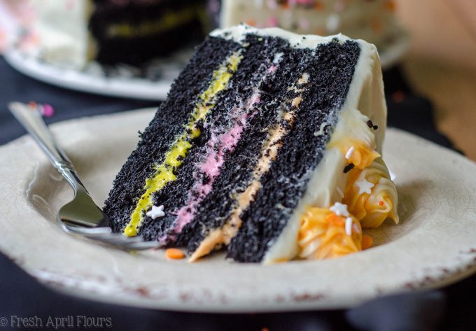 Black Velvet Layer Cake: ¡La clásica torta de terciopelo rojo obtiene un cambio de imagen espeluznante en esta edición de terciopelo negro perfecta para Halloween!
