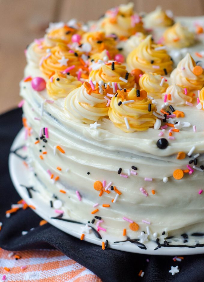 Black Velvet Layer Cake: ¡La clásica torta de terciopelo rojo obtiene un cambio de imagen espeluznante en esta edición de terciopelo negro perfecta para Halloween!
