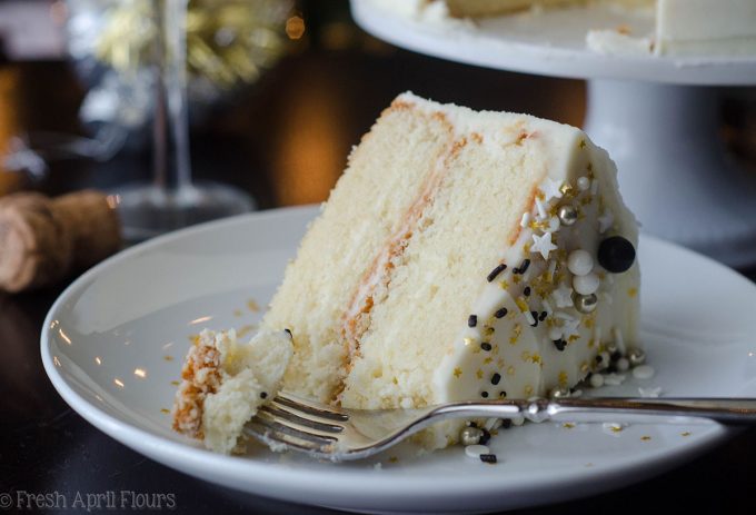 Champagne Layer Cake: pastel blanco esponjoso y húmedo empacado con un ponche de champaña real y rematado con crema de mantequilla de pinchos.