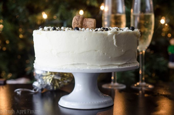 Champagne Layer Cake: pastel blanco esponjoso y húmedo empacado con un ponche de champaña real y rematado con crema de mantequilla de pinchos.