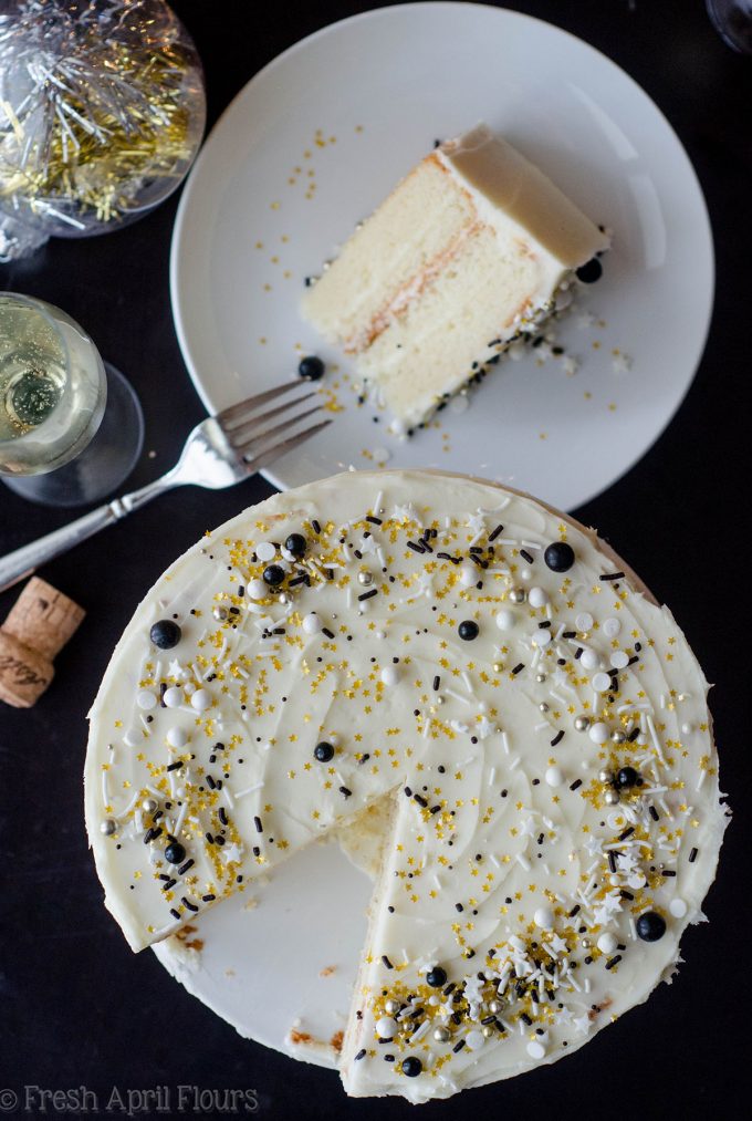 Champagne Layer Cake: pastel blanco esponjoso y húmedo empacado con un ponche de champaña real y rematado con crema de mantequilla de pinchos.