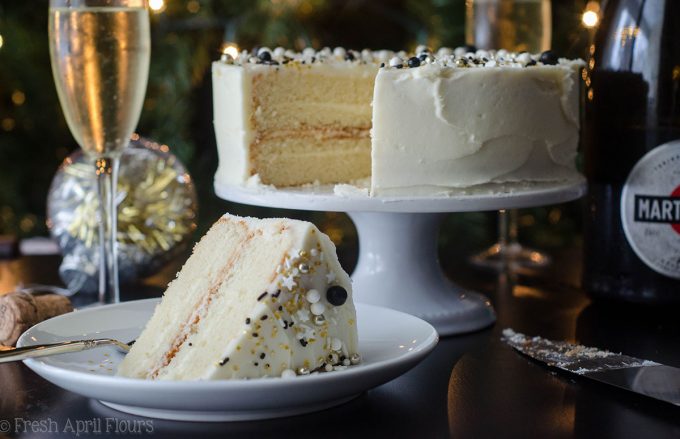 Champagne Layer Cake: pastel blanco esponjoso y húmedo empacado con un ponche de champaña real y rematado con crema de mantequilla de pinchos.