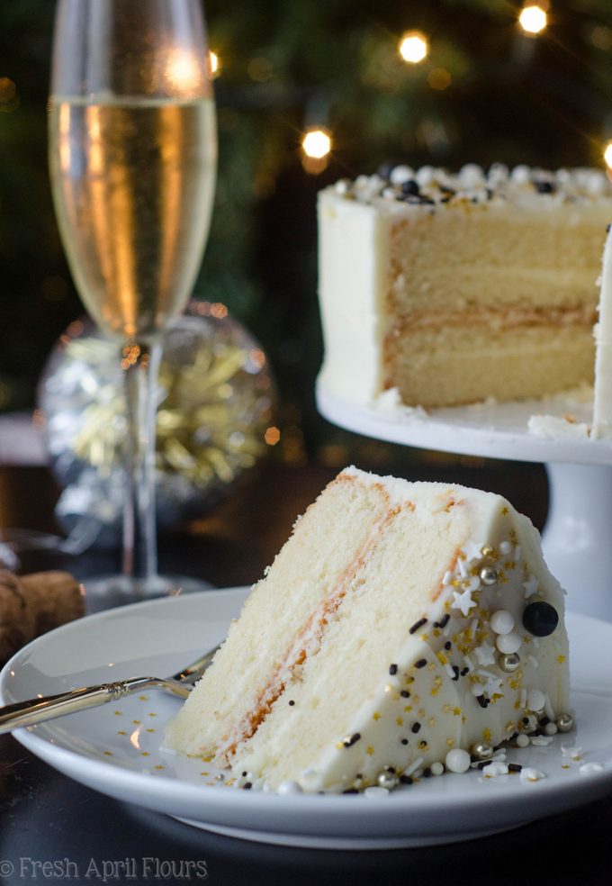 Champagne Layer Cake: pastel blanco esponjoso y húmedo empacado con un ponche de champaña real y rematado con crema de mantequilla de pinchos.