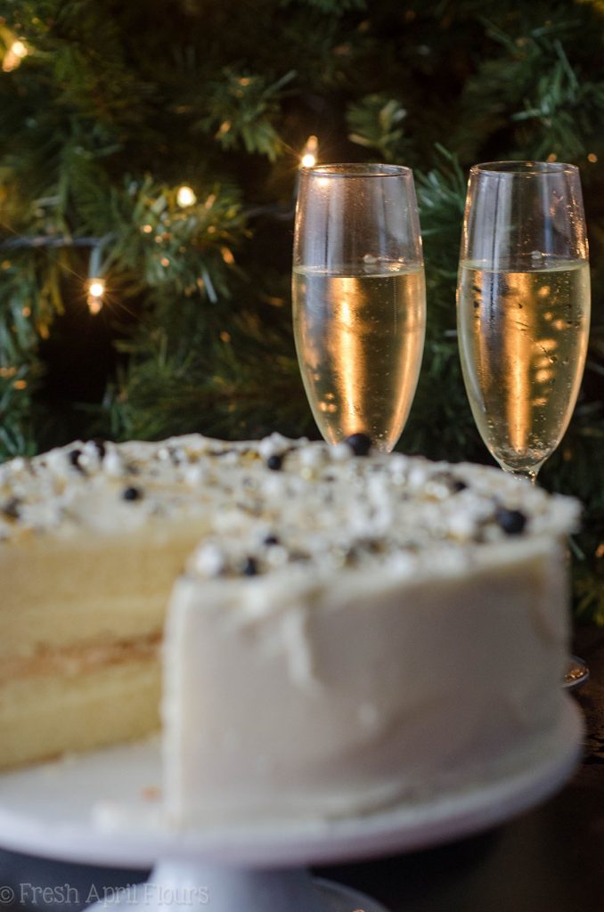 Champagne Layer Cake: pastel blanco esponjoso y húmedo empacado con un ponche de champaña real y rematado con crema de mantequilla de pinchos.