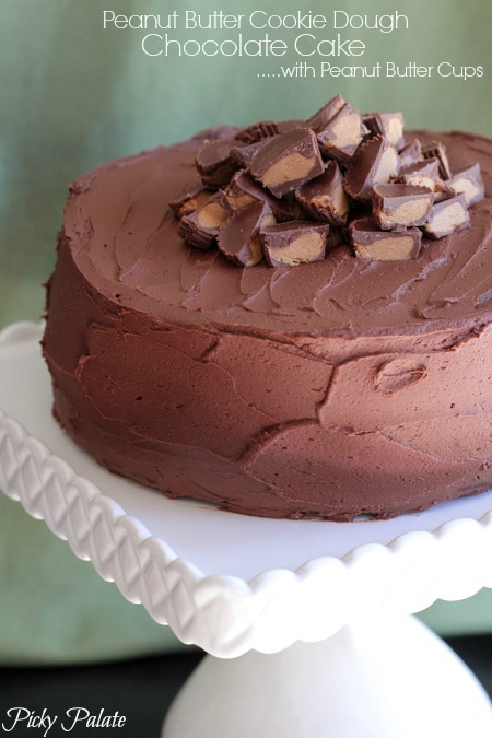 Pastel de chocolate en capas de masa de galleta de mantequilla de maní por