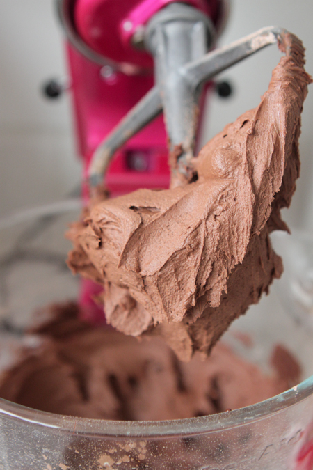 Pastel de chocolate en capas de masa de galleta de mantequilla de maní-10