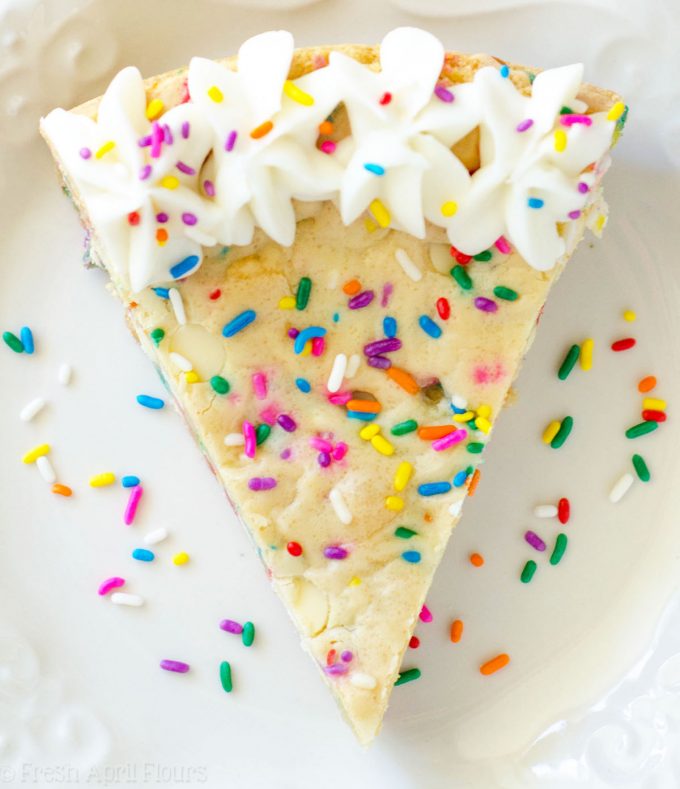Funfetti Sugar Cookie Cake: Suave y mantecosa en el centro, crujiente alrededor de los bordes y llena de un montón de trocitos de chocolate blanco y confites para celebrar cualquier ocasión. Rematado con una crema de mantequilla de vainilla de almendra cremosa y mantecosa.