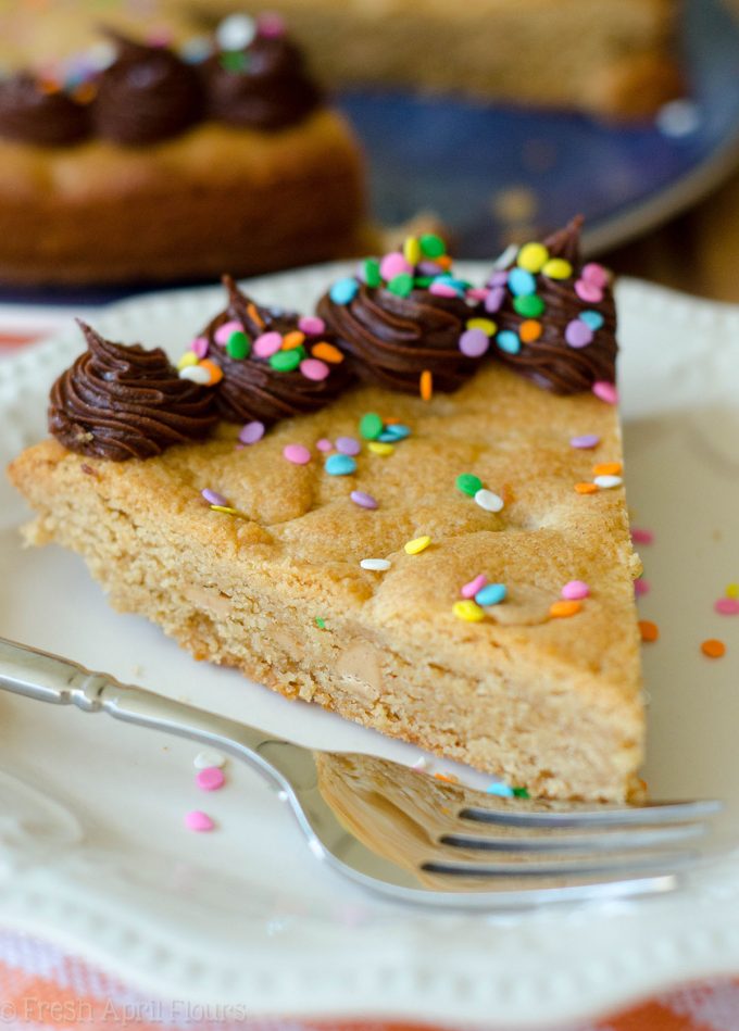 Pastel de galleta de mantequilla de maní: un toque de mantequilla de cacahuate en el clásico pastel de galleta. ¡Cubra con chocolate, mantequilla de maní o glaseado de vainilla y comience a decorar!