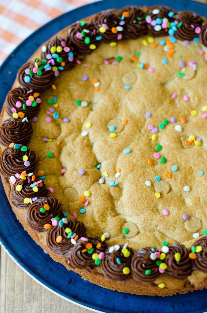 Pastel de galleta de mantequilla de maní: un toque de mantequilla de cacahuate en el clásico pastel de galleta. ¡Cubra con chocolate, mantequilla de maní o glaseado de vainilla y comience a decorar!