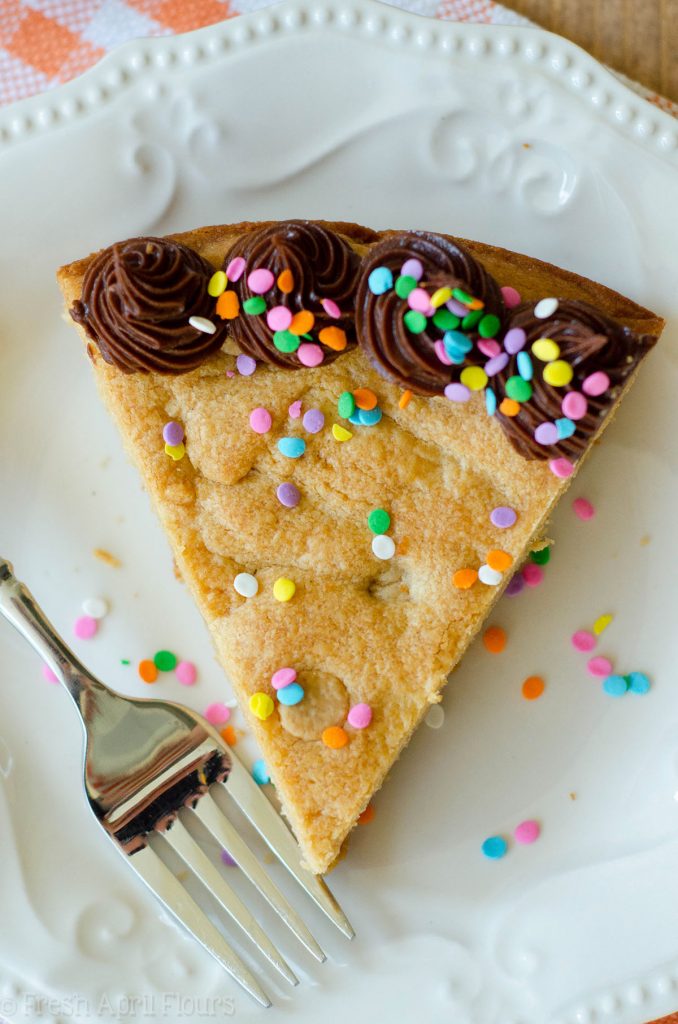 Pastel de galleta de mantequilla de maní: un toque de mantequilla de cacahuate en el clásico pastel de galleta. ¡Cubra con chocolate, mantequilla de maní o glaseado de vainilla y comience a decorar!