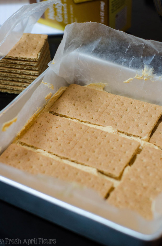 No hornear pastel de calabaza con hielo: capas de galletas graham rellenas con crema batida de calabaza. ¡Un regalo fácil de hornear para tus reuniones favoritas de otoño!