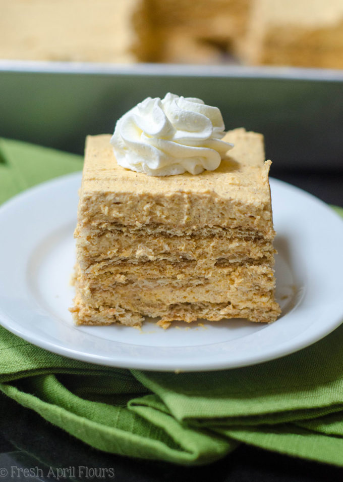 No hornear pastel de calabaza con hielo: capas de galletas graham rellenas con crema batida de calabaza. ¡Un regalo fácil de hornear para tus reuniones favoritas de otoño!