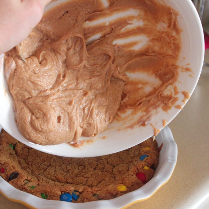 Pastel de mantequilla de maní con costra de galleta M;M