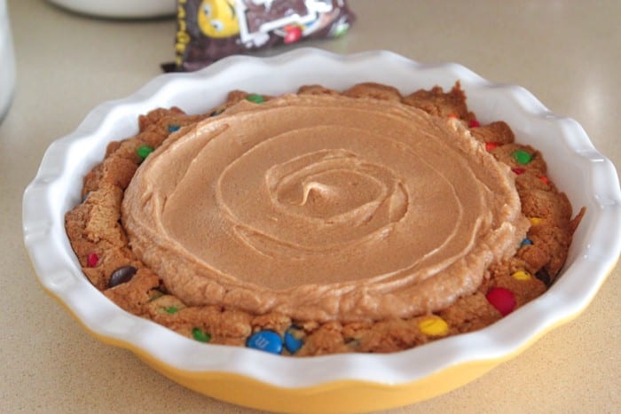 Pastel de mantequilla de maní con costra de galleta M;M