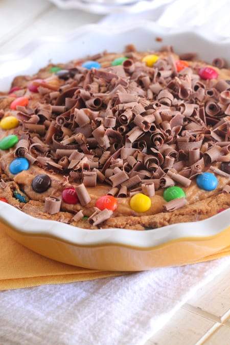 Pastel de mantequilla de maní con costra de galleta M;M