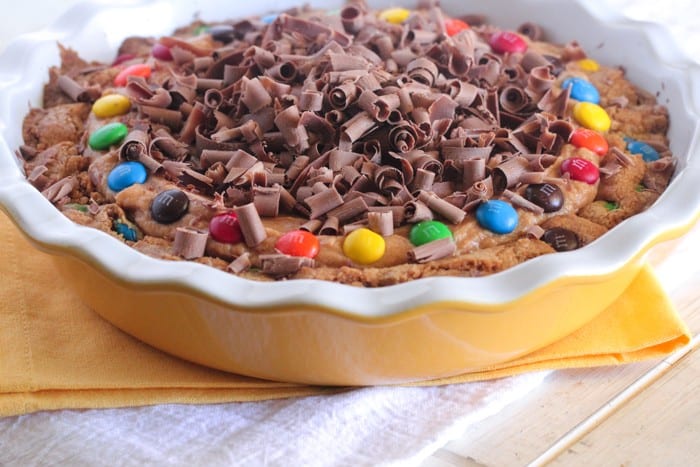 Pastel de mantequilla de maní con costra de galleta M;M