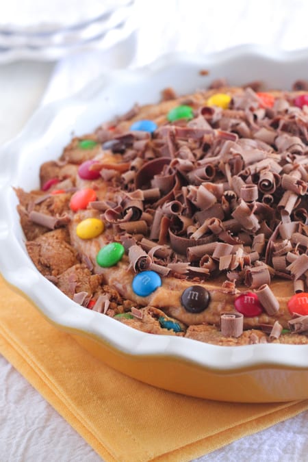 Pastel de mantequilla de maní con costra de galleta M;M