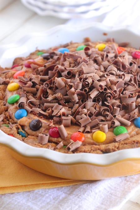 Pastel de mantequilla de maní con costra de galleta M;M