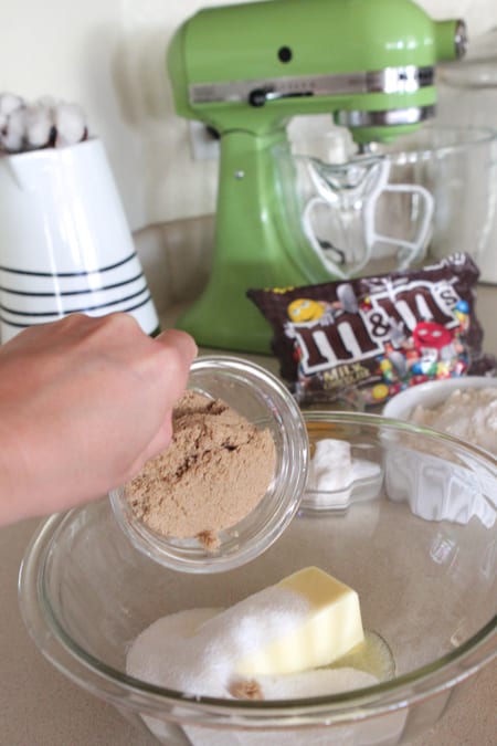 Pastel de mantequilla de maní con costra de galleta M;M