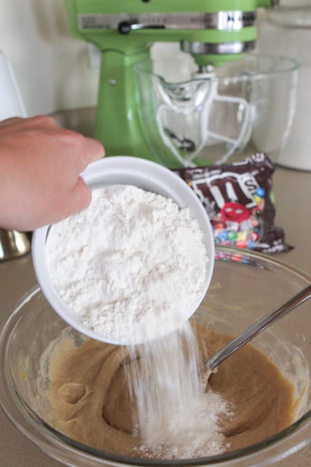 Pastel de mantequilla de maní con costra de galleta M;M