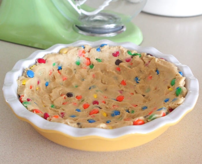 Pastel de mantequilla de maní con costra de galleta M;M