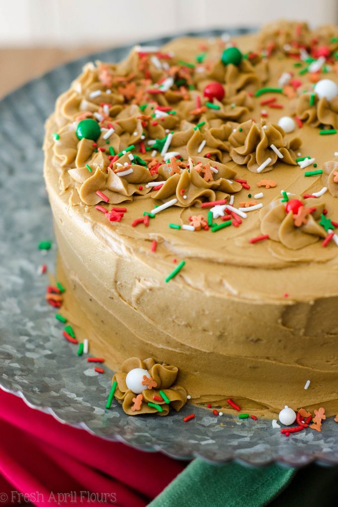 Pastel de pan de jengibre con melaza Crema de mantequilla: un pastel dulce y picante lleno de todos sus sabores favoritos de pan de jengibre y rematado con una crema de mantequilla de melaza cremosa y audaz.