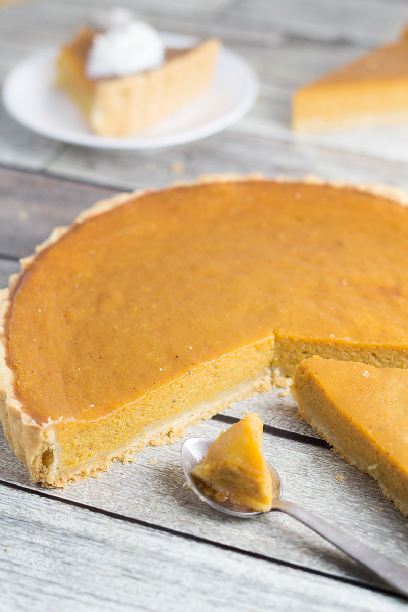 Esta receta de pastel de patata dulce de Mississippi es un clásico del sur. ¡Es dulce, cremosa y muy fácil de hacer! | cocinartheglobe.com