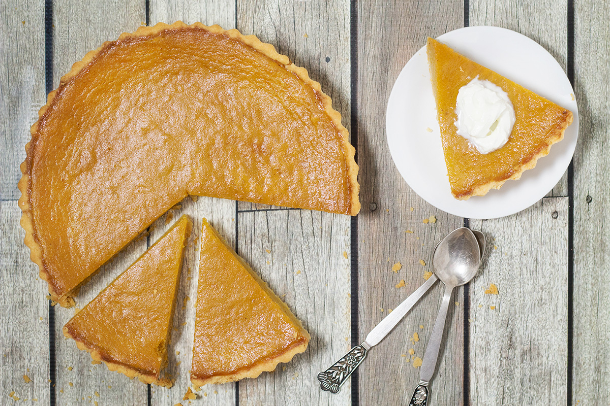 Esta receta de pastel de patata dulce de Mississippi es un clásico del sur. ¡Es dulce, cremosa y muy fácil de hacer! | cocinartheglobe.com