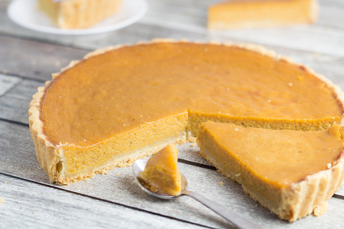 Esta receta de pastel de patata dulce de Mississippi es un clásico del sur. ¡Es dulce, cremosa y muy fácil de hacer! | cocinartheglobe.com