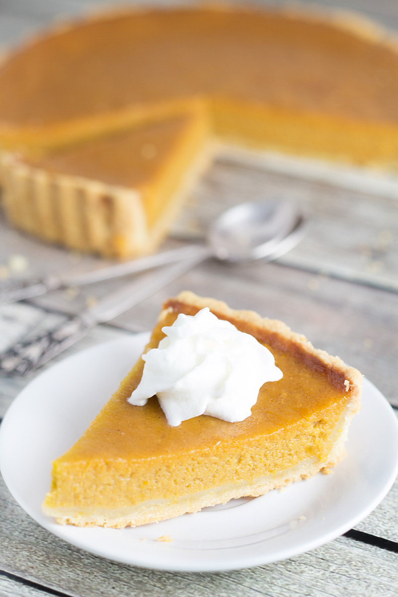 Esta receta de pastel de patata dulce de Mississippi es un clásico del sur. ¡Es dulce, cremosa y muy fácil de hacer! | cocinartheglobe.com