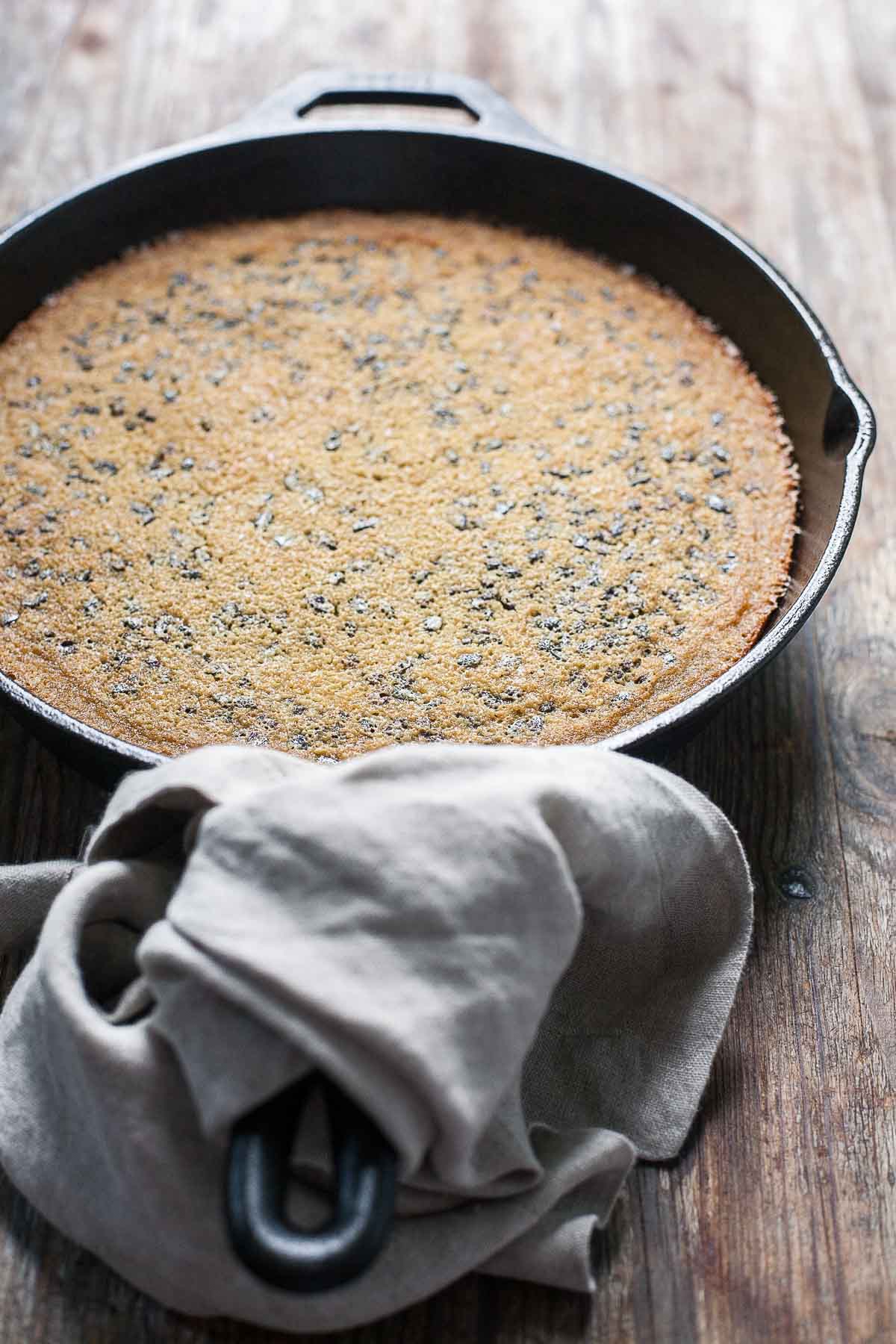 Sartén Brown Butter Cacao Nib Skillet Cake (sin gluten, sin grano) | acalculatedwhisk.com
