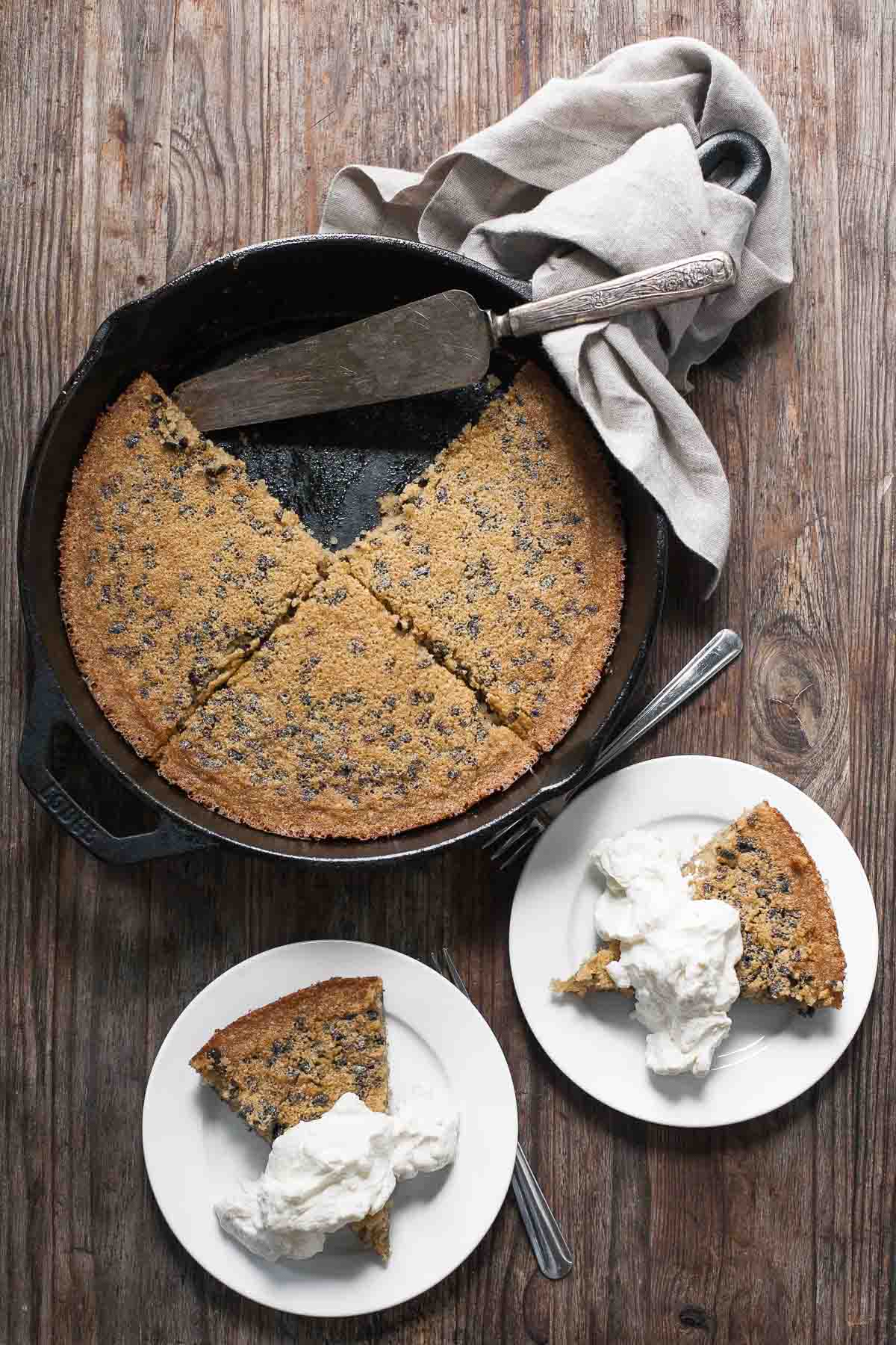 Sartén Brown Butter Cacao Nib Skillet Cake (sin gluten, sin grano) | acalculatedwhisk.com