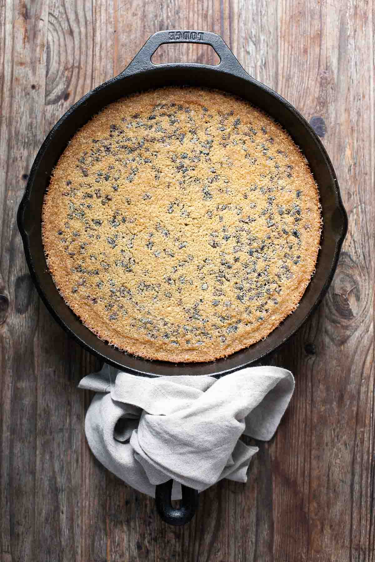 Sartén Brown Butter Cacao Nib Skillet Cake (sin gluten, sin grano) | acalculatedwhisk.com