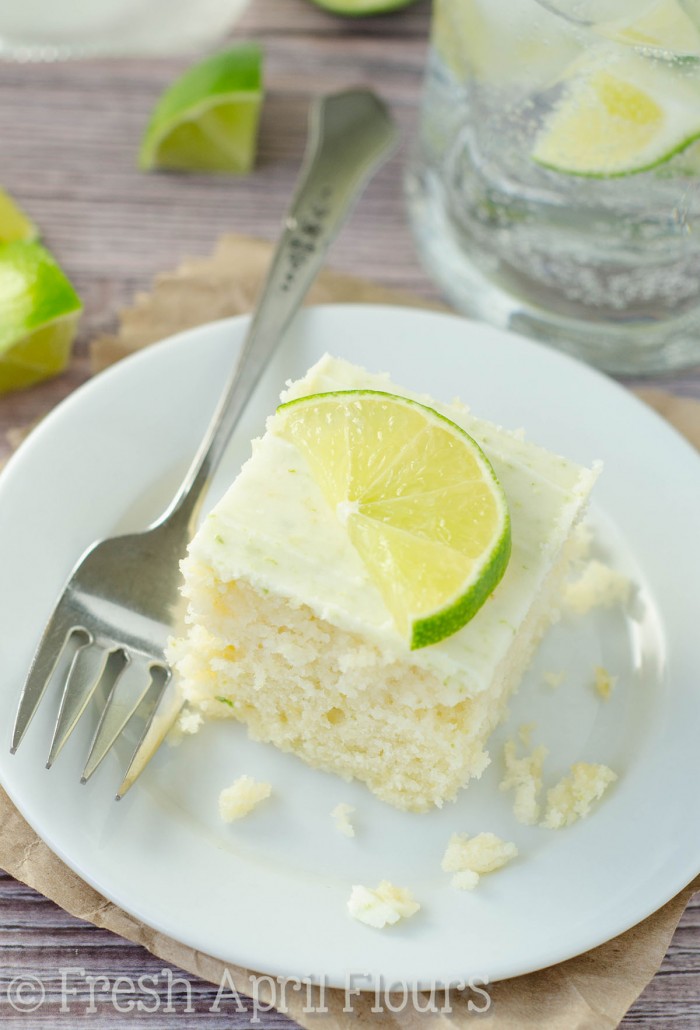 Gin ; Tonic Snack Cake: un pastel de lima húmedo y sabroso empapado en un jarabe de ginebra y untado con un glaseado de lima y alcohol.