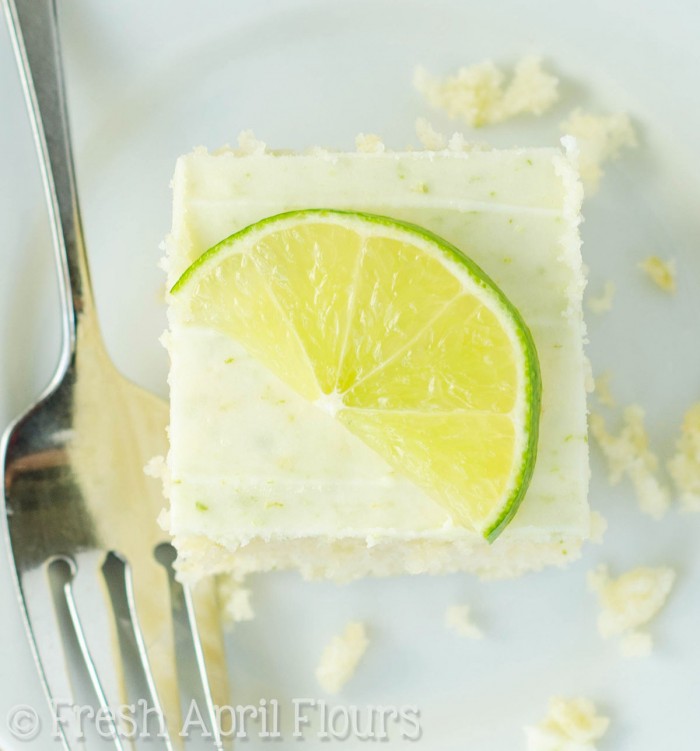 Gin ; Tonic Snack Cake: un pastel de lima húmedo y sabroso empapado en un jarabe de ginebra y untado con un glaseado de lima y alcohol.