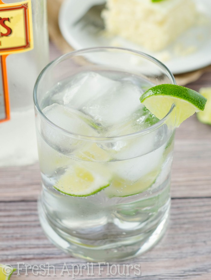 Gin ; Tonic Snack Cake: un pastel de lima húmedo y sabroso empapado en un jarabe de ginebra y untado con un glaseado de lima y alcohol.