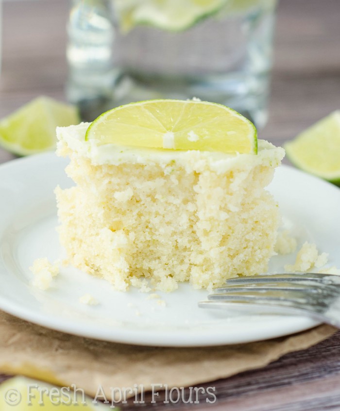 Gin ; Tonic Snack Cake: un pastel de lima húmedo y sabroso empapado en un jarabe de ginebra y untado con un glaseado de lima y alcohol.