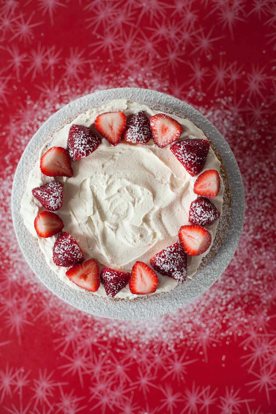 Pastel dorado con fresas y crema batida (sin gluten, sin grano) | acalculatedwhisk.com