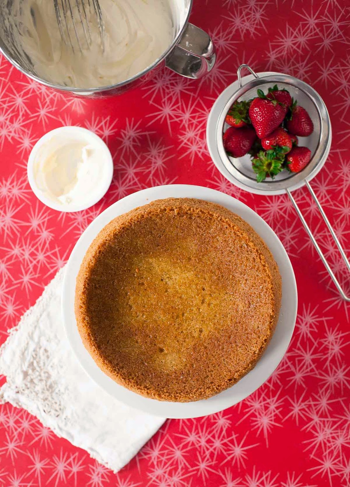 Pastel dorado con fresas y crema batida (sin gluten, sin grano) | acalculatedwhisk.com