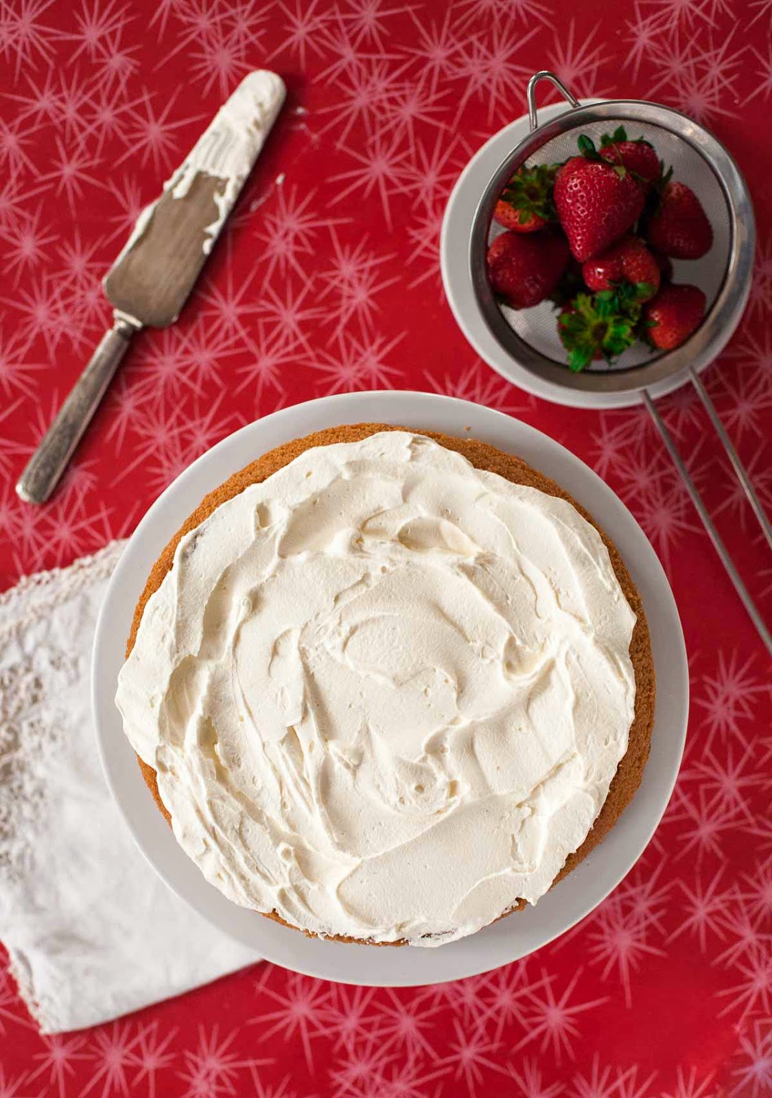 Pastel dorado con fresas y crema batida (sin gluten, sin grano) | acalculatedwhisk.com