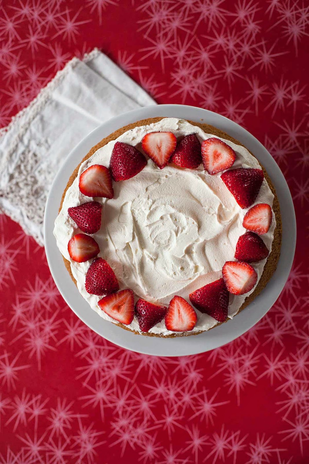 Pastel dorado con fresas y crema batida (sin gluten, sin grano) | acalculatedwhisk.com