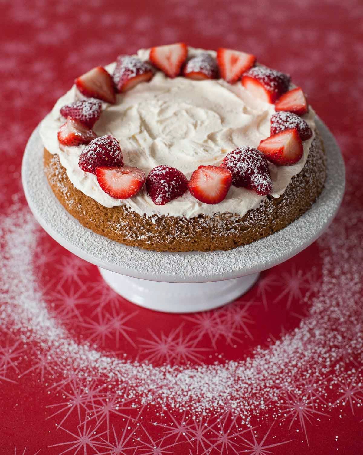 Pastel dorado con fresas y crema batida (sin gluten, sin grano) | acalculatedwhisk.com