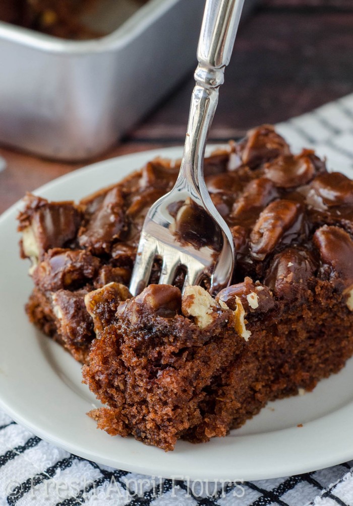 Pastel de láminas de Texas: pastel de láminas increĂblemente hĂşmedo y con chocolate cubierto con un glaseado de pecan.